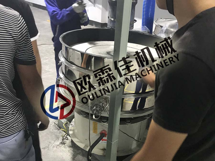 三元材料超聲波振動篩篩分現(xiàn)場